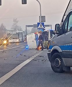 Wypadek konwoju policyjnego. Jeden bus policyjny leży na boku