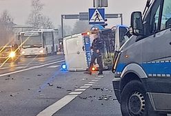 Wypadek konwoju policyjnego. Jeden bus policyjny leży na boku