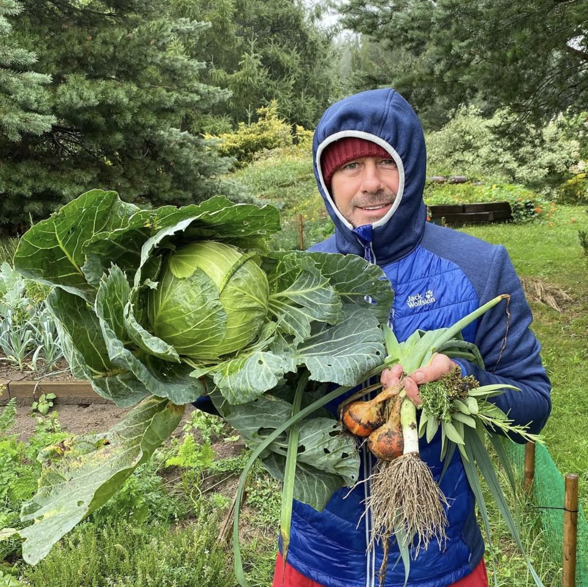 Andrzej Piaseczny uwielbia spędzać czas w przydomowym ogrodzie