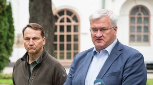 "Terroryzm rosyjski przeszedł przez drzwi". Sikorski reaguje na ataki