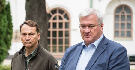 "Terroryzm rosyjski przeszedł przez drzwi". Sikorski reaguje na ataki