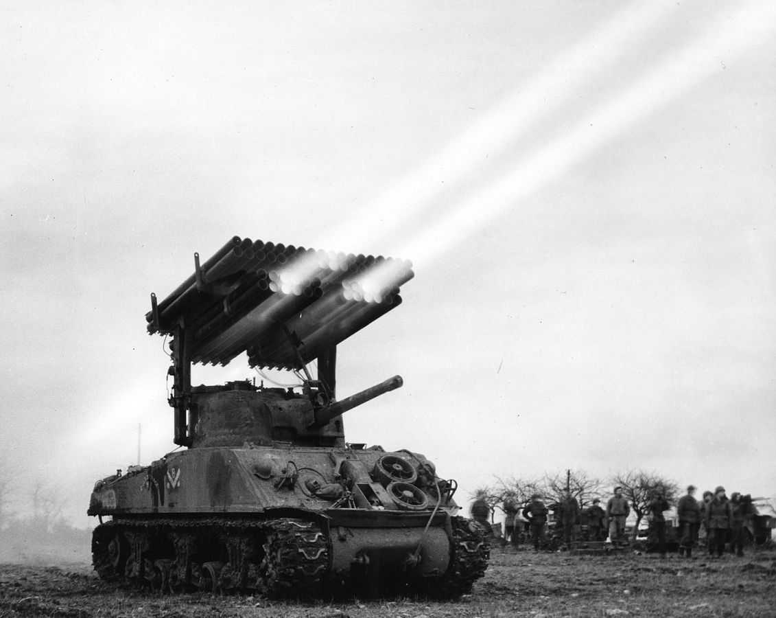 Amerykański czołg Sherman z wyrzutnią rakiet Caliope