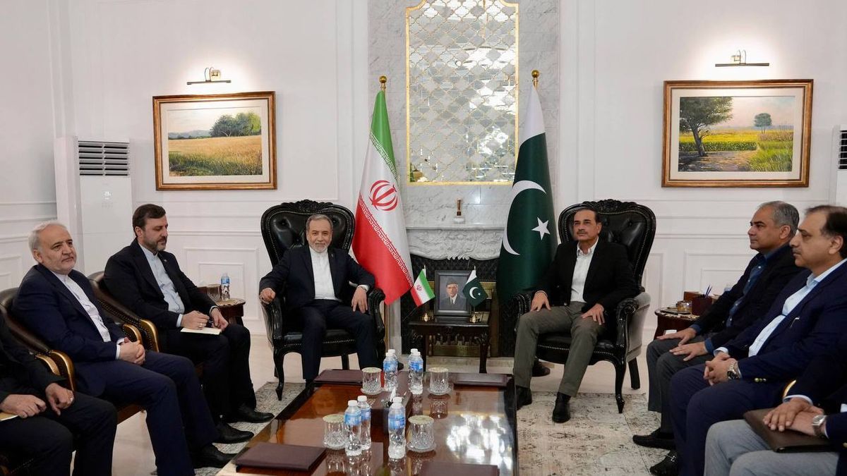 Szef irańskiej dyplomacji Abbas Aragczi podczas spotkania z dowódcą pakistańskiej armii Asimem Munirem w Islamabadzie, 25 kwietnia 2026 r.