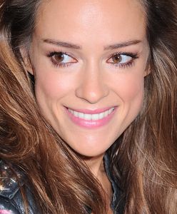 Alicja Bachleda-Curuś szaleje w spienionych falach