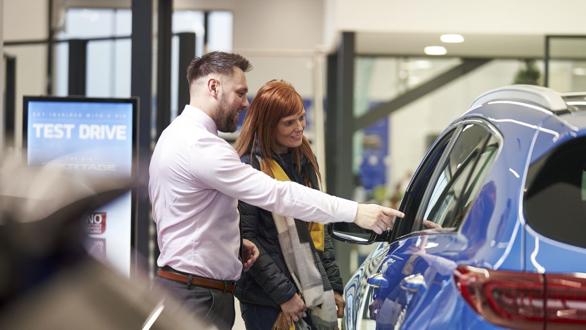 Chcesz kupić nowe auto? Zapłać, zaciśnij zęby i poczekaj na dostawę - radzą eksperci