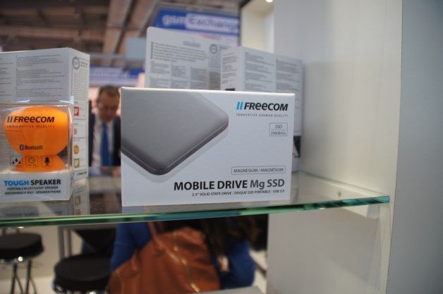 256 GB zewnętrzny dysk SSD korzystający z interfejsu USB 3.0.