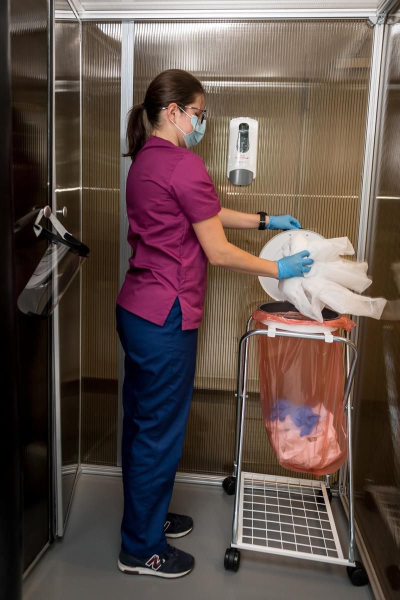 Mikrobiolożka Justyna Molska przeprowadziła testy skuteczności śluzy  