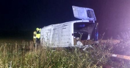 Bus wypadł z drogi. W środku 7 osób. Zatrzymano 73-latka