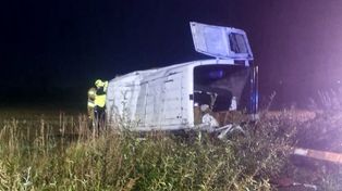Bus wypadł z drogi. W środku 7 osób. Zatrzymano 73-latka