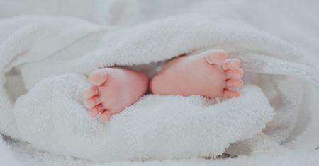 Dziecko wpadło do gorącej wody. Rodzice zabrali je nie do szpitala, a do znachora
