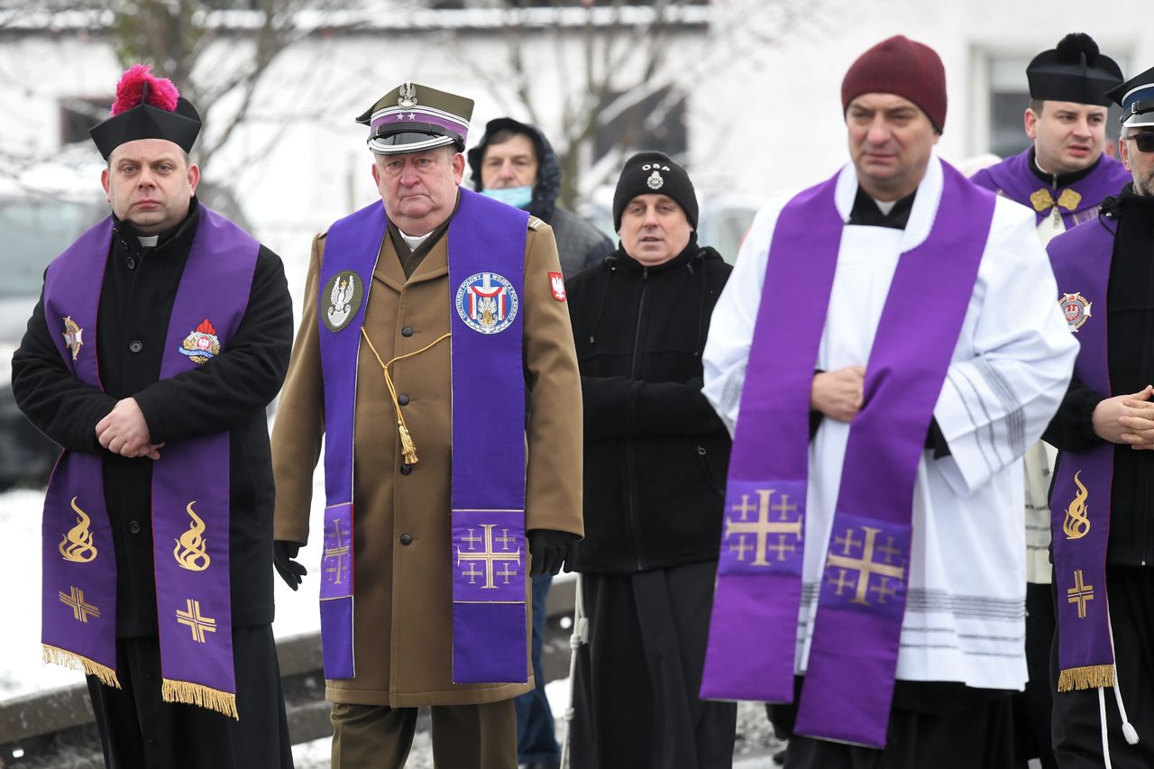 Ceremonia pogrzebowa miała wyjątkowo uroczysty przebieg. Zmarłych żegnały tłumy żałobników PAP/