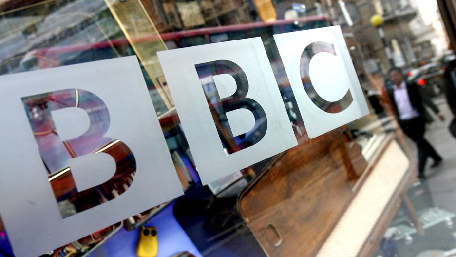 Antyszczepionkowcy chcieli się wedrzeć do studia BBC w Londynie 