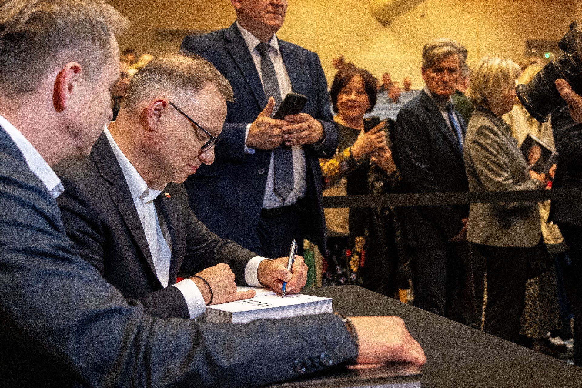 Były Prezydent podpisywał książki swojego autorstwa.