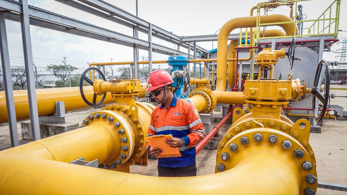 Employees inspect the installation of gas pipelines in the Onshore Receiving Facility (ORF) or PT Pertamina Gas (Pertagas) gas receiving facility in Tambaklorok, Semarang, Central Java on October 03, 2019. The gas receiving facility with a capacity of around 500 mmscfd is part of the 270 kilometer Gresik-Semarang gas transmission pipeline project, which is currently operating at 98 percent, and is targeted to operate in 2020 to meet energy needs in East and Central Java. (Photo by WF Sihardian/NurPhoto via Getty Images)