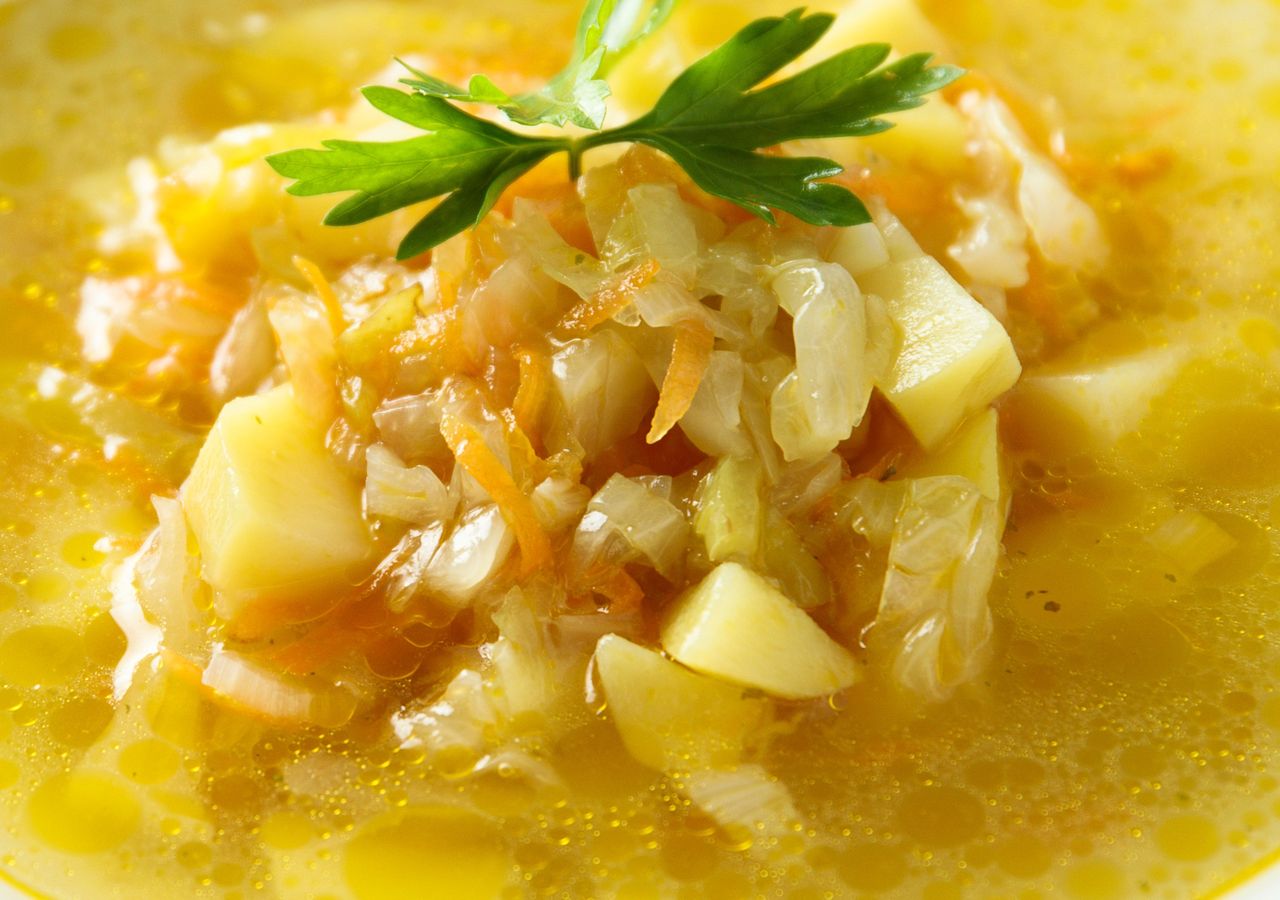 Zamiast mięsa do garnka wrzucam inną wędzonkę. Ten kapuśniak znika z miski w okamgnieniu