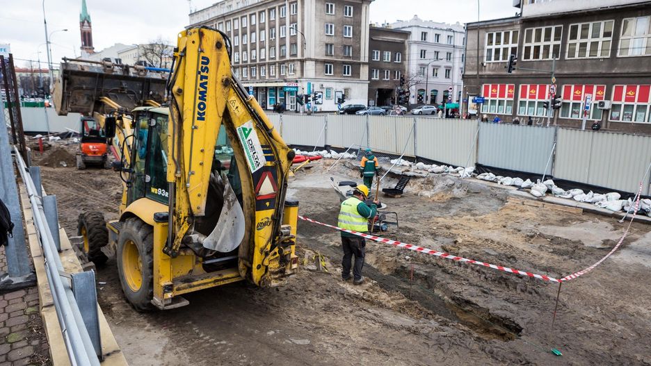 Plany zakładają także utworzenie kluczowych elementów infrastruktury, takich jak dwa ronda oraz zatoki autobusowe.