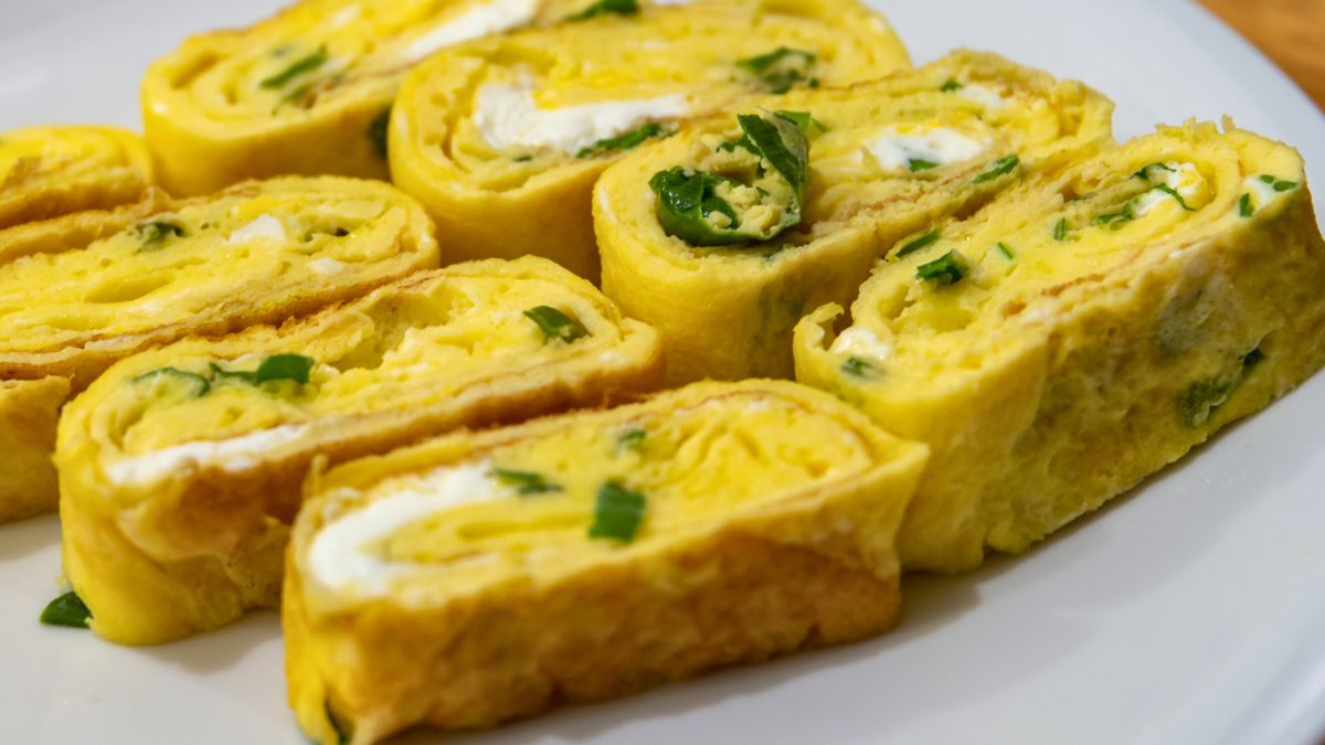 Koreańskie omlety zwija się na patelni jak naleśniki