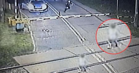 6-latek bawił się na torach kolejowych o 4:30. Wszystko nagrały kamery