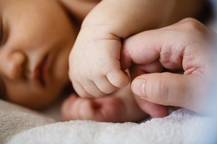 Zimne rączki u niemowlaka zwykle nie są powodem do niepokoju