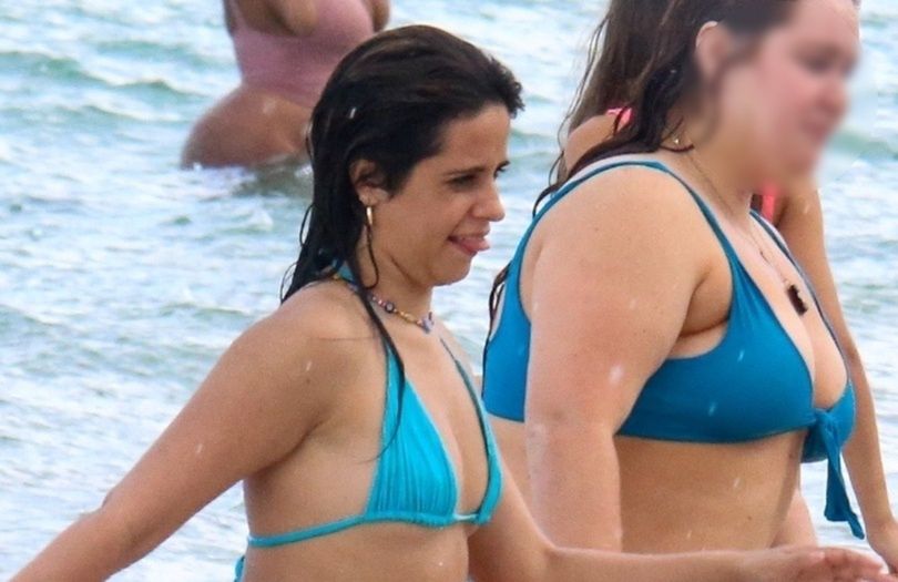 Camilla Cabello dokazuje na plaży w turkusowym bikini