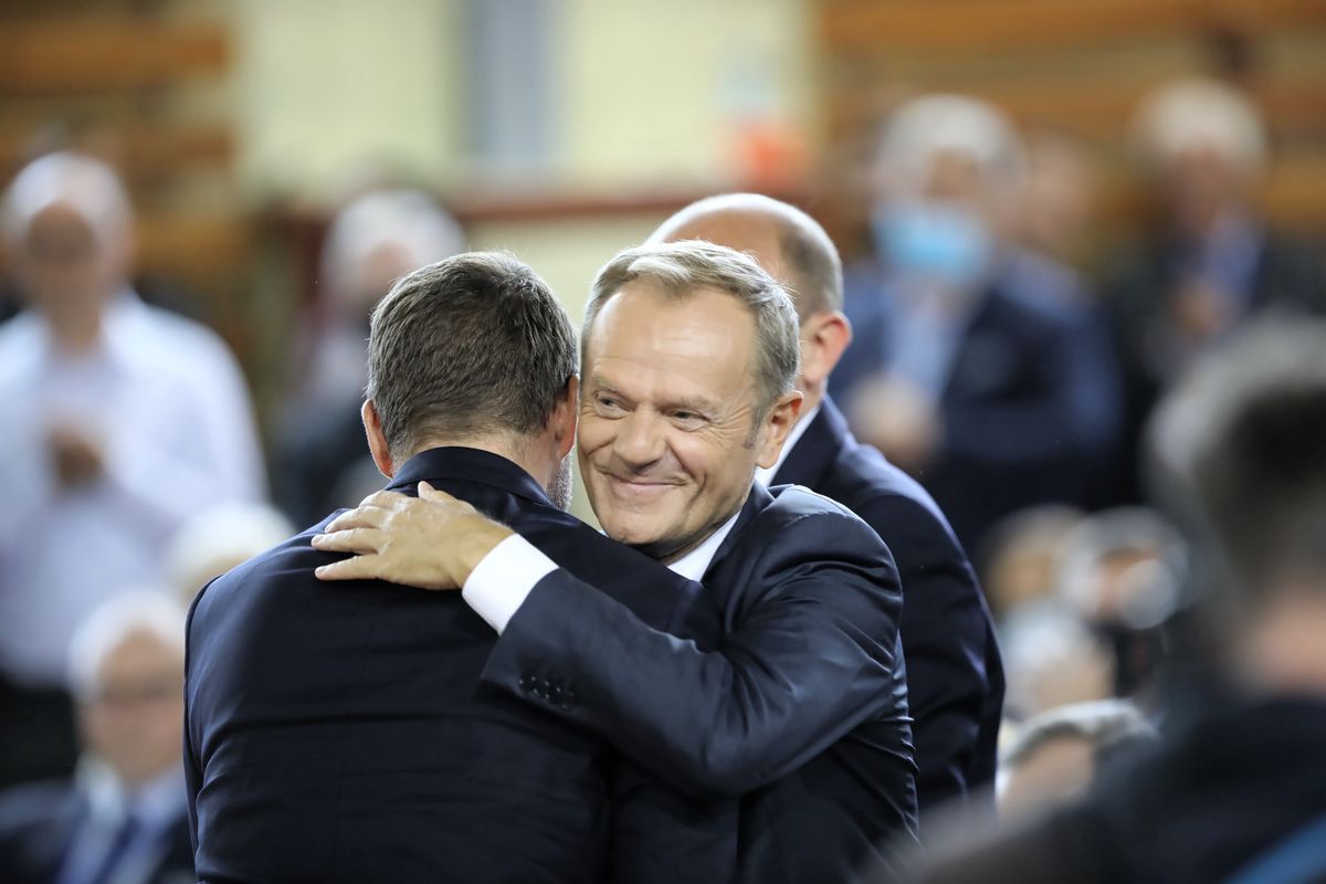 Donald Tusk podczas konwencji krajowej PO w Płońsku ostrzegał przed wyjściem Polski z UE. (PAP/Wojciech Olkuśnik)