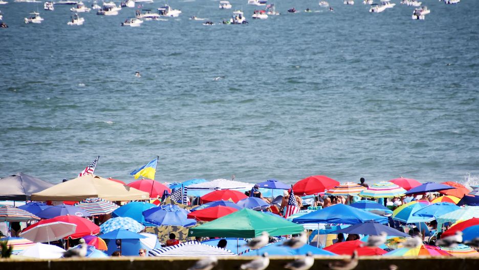 Na włoskich plażach Toskanii straż nadbrzeżna walczy ze zjawiskiem "zajmowania" miejsc poprzez pozostawianie sprzętu 