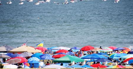 "Parawaning" po włosku. Służby walczą z obozowiskami na plażach