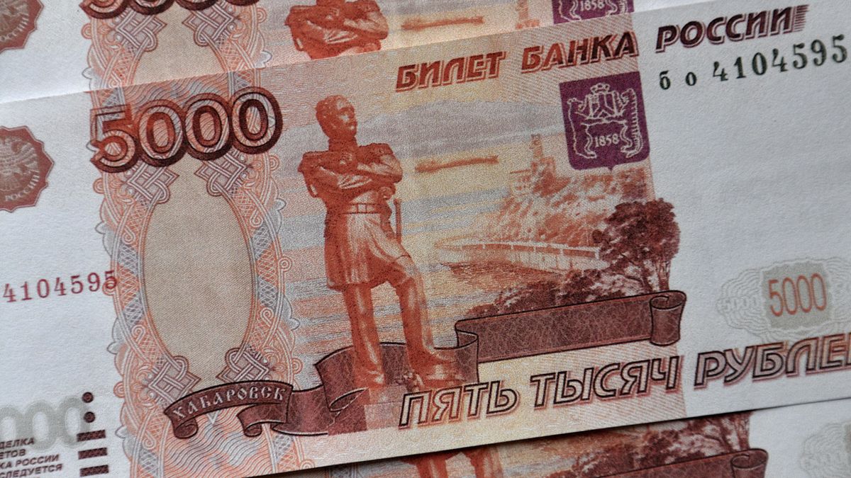 Na zdjęciu banknoty o wartości 5000 rubli