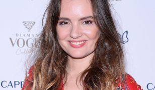 Maria Niklińska zalotnie pluska się w morzu. Żegna wakacje w bikini