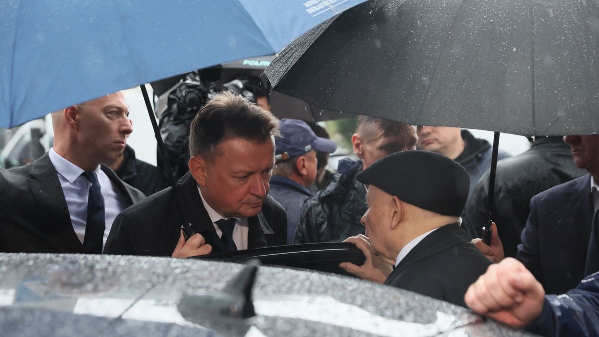 Mariusz Błaszczak obok Jarosława Kaczyńskiego