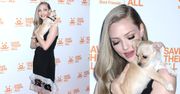 Troskliwa Amanda Seyfried przytula pieska