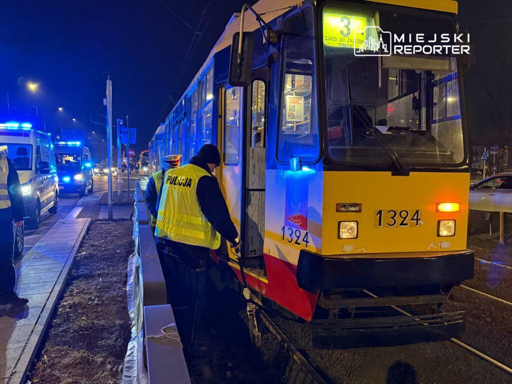 Wszedł przed tramwaj na czerwonym świetle. Został potrącony