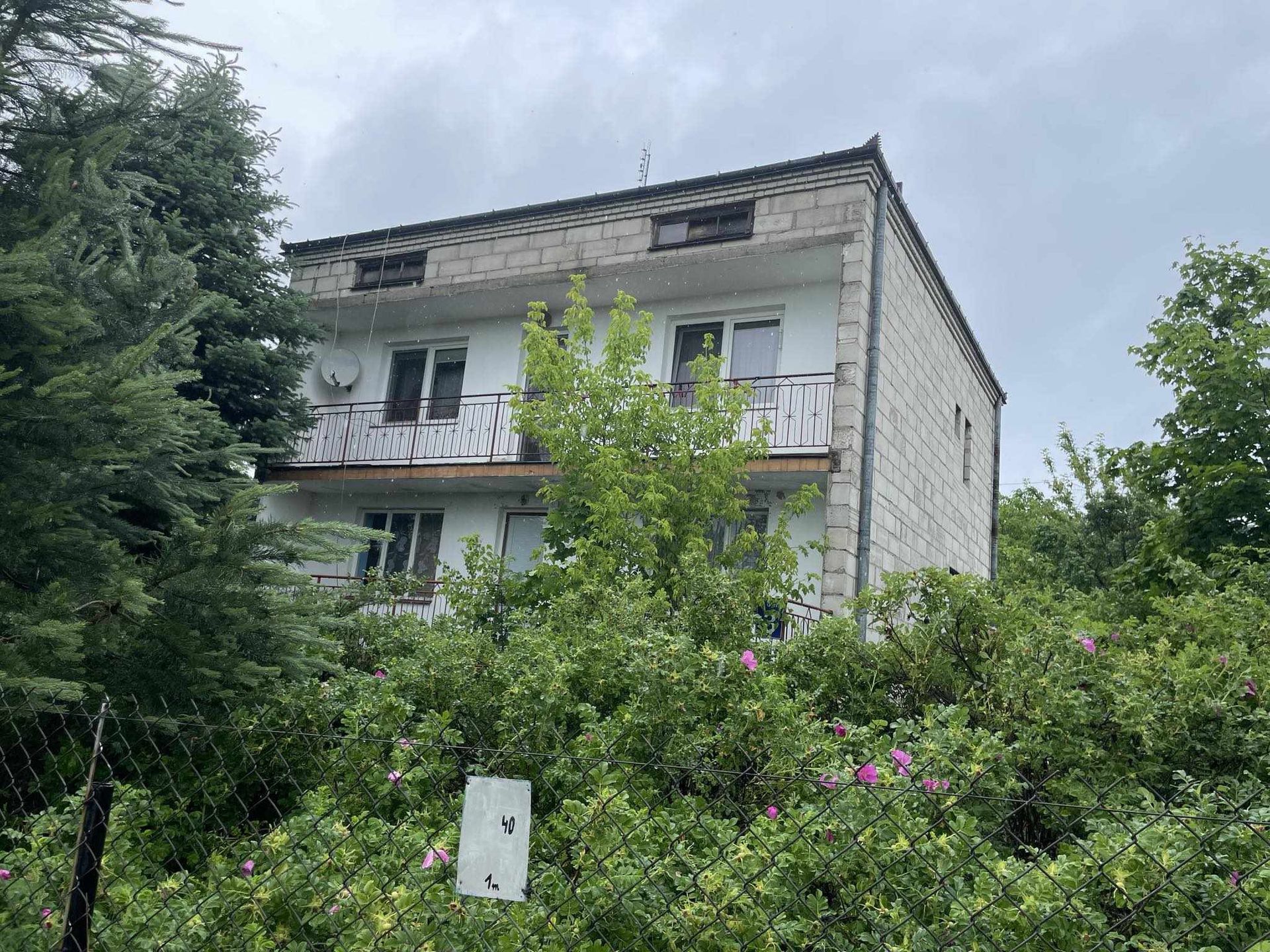 Serialowe biuro senatora Kozioła.