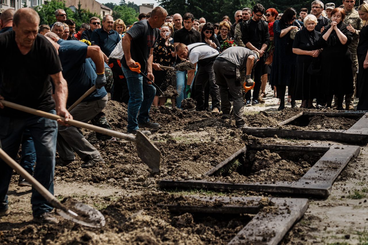 Ceremonia pochówku w Charkowie. Straty w ludziach są po obu stronach walczących na tej wojnie wywołanej przez Władimira Putina, ale Rosjan chowa się w ciszy albo wcale