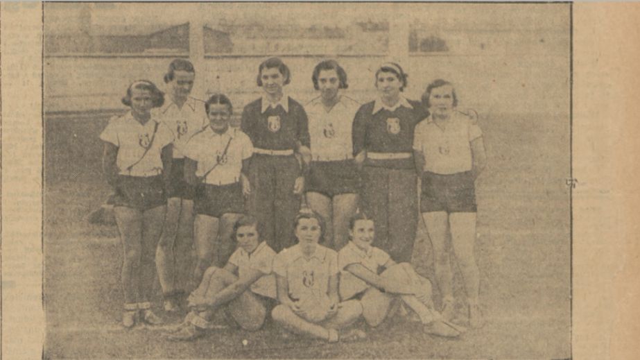 Danuta Stefańska-Majewska (stoi trzecia z prawej), fot. 5. Przegląd Sportowy. R. 16, 1936, nr 107, s. 3.