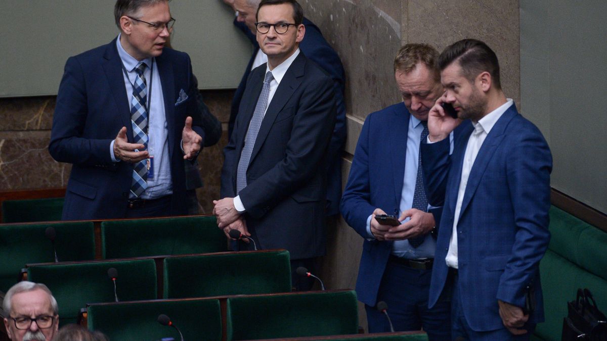 Warszawa, 16.11.2022. Premier Mateusz Morawiecki (2L), poseł PiS Arkadiusz Mularczyk (L), minister sportu i turystyki Kamil Bortniczuk (P) i poseł PiS Robert Telus (2P) podczas bloku wieczornych głosowań w Sejmie w Warszawie, 16 bm. (mr) PAP/Marcin Obara