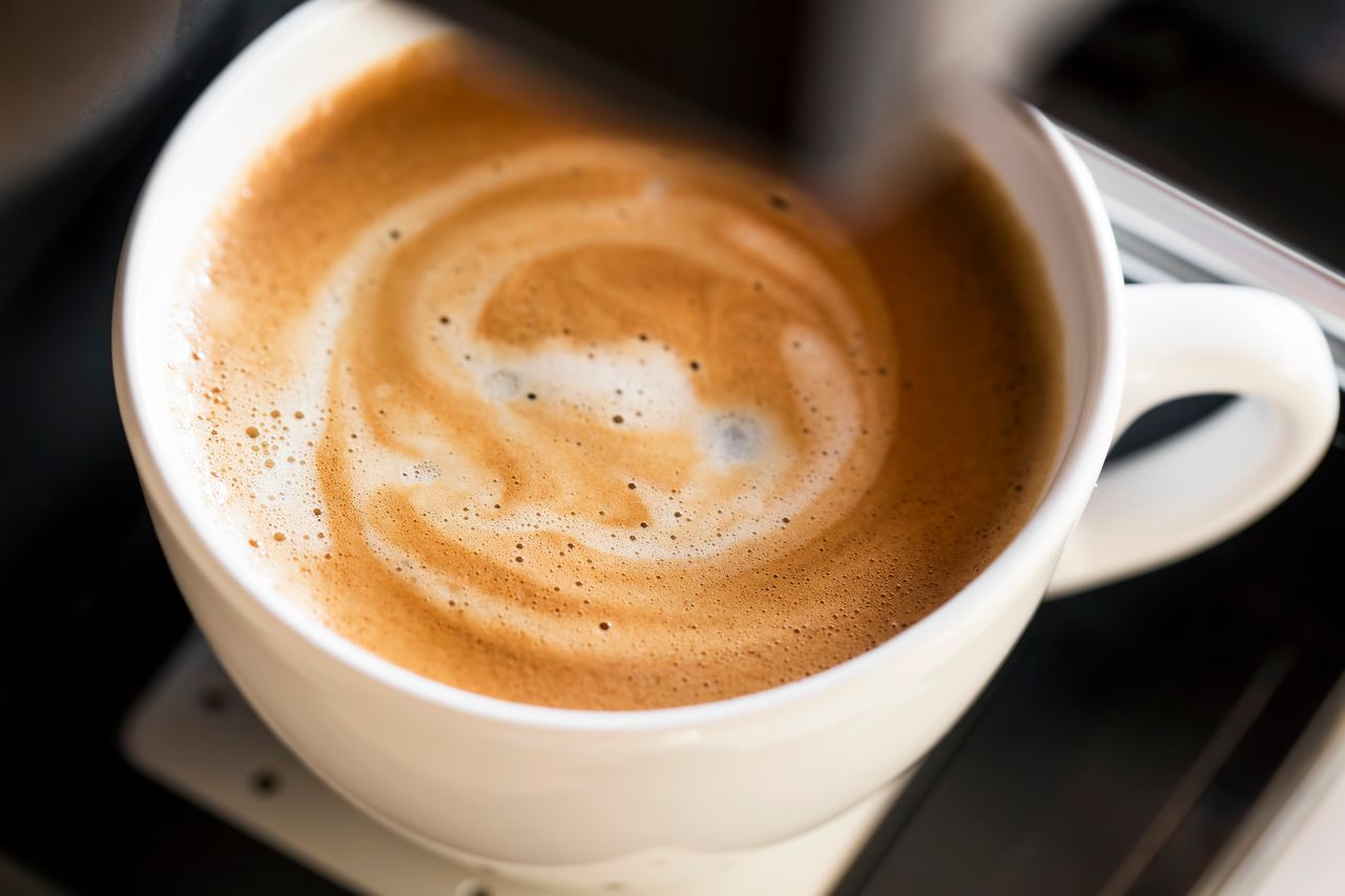 Zapomnij o cynamonie, mleku i cytrynie. Ten dodatek do kawy przebija najśmielsze oczekiwania