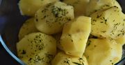 Wlewam trochę do gotujących się ziemniaków. Ich smak jest nie do podrobienia