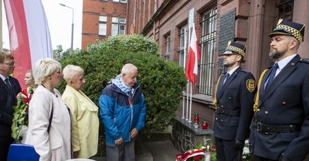 W Gdańsku oddano cześć pamięci jeńców. "Ojca aresztowano już w sierpniu"