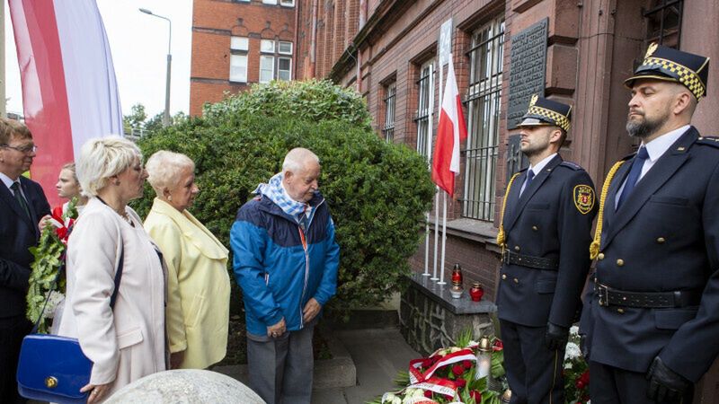 Uroczystości przy Viktoriaschule. Pośrodku Karol Wardański