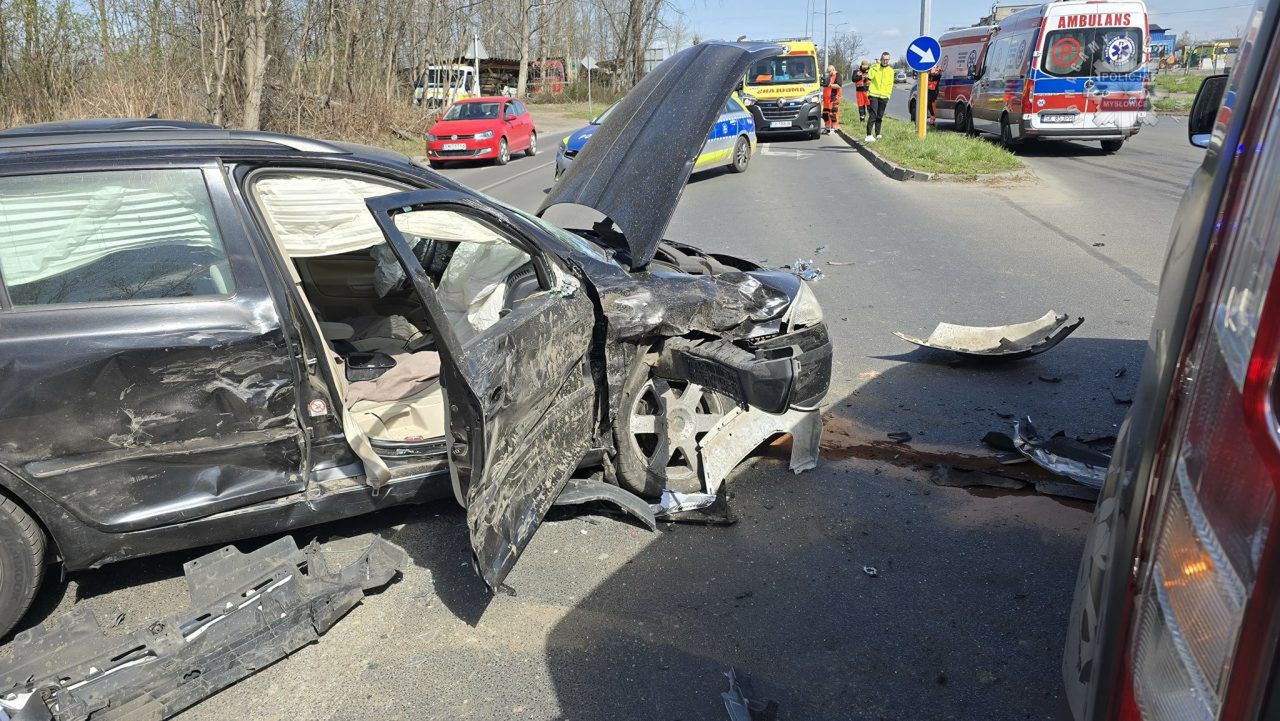 Groźny wypadek na skrzyżowaniu w Mysłowicach. Kierująca skodą w szpitalu