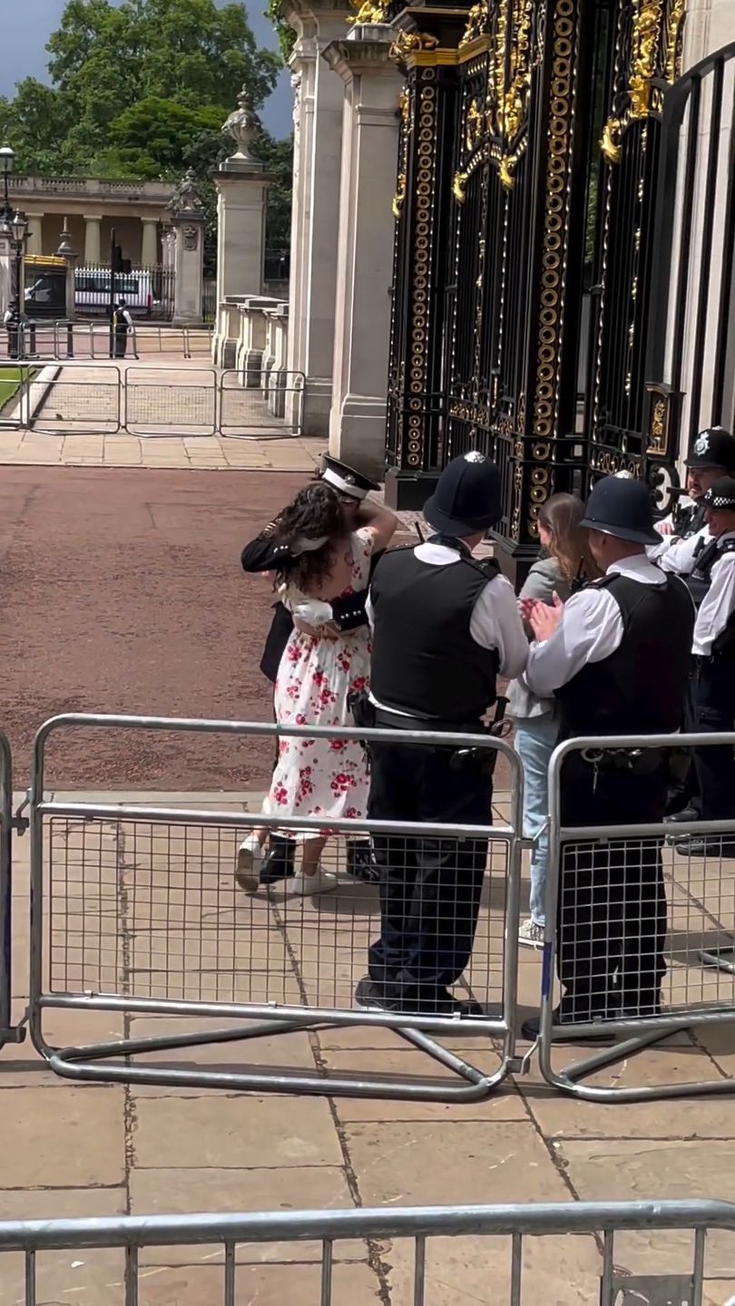 Oświadczyny przed pałacem Buckingham