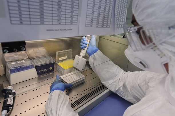 Koronawirus. Naukowcy rozszyfrowali RNA wirusa. W zespole są naukowcy z Polski