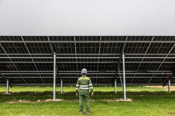 Europa marnuje energię słoneczną. Sieci nie nadążają, konieczne ograniczania