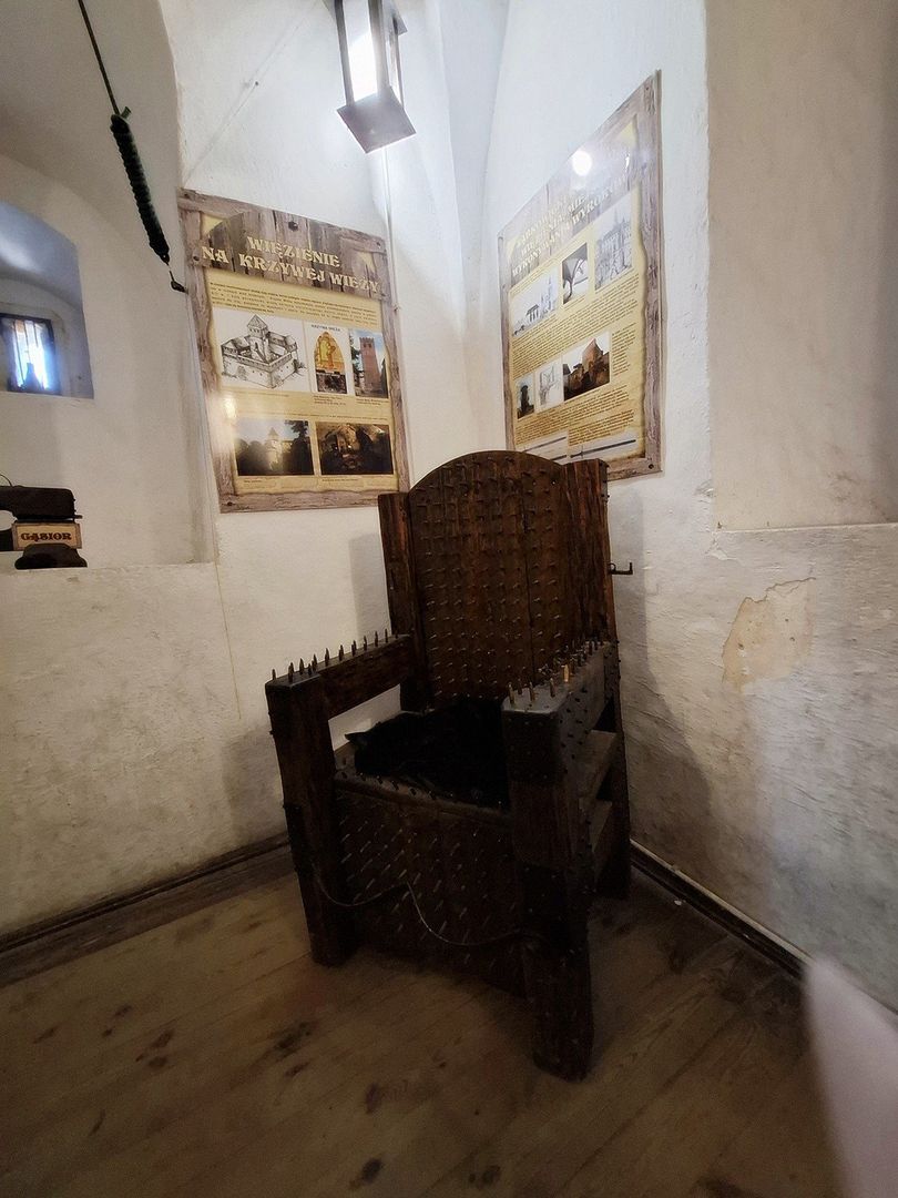 Słynna Krzywa Wieża w Ząbkowicach Śląskich to jedno z ciekawszych miejsc na weekendową wycieczkę. Oprócz ciekawej historii zobaczycie tam słynną salę tortur.