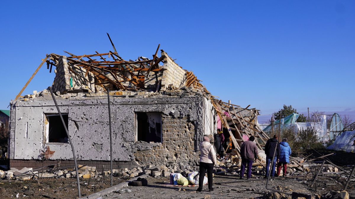 Zniszczenia po niedzielnym ostrzale Ukrainy przez Rosjan