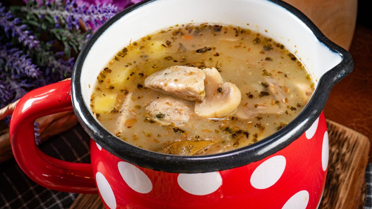 Wiele osób po prostu wkłada garnek z żurkiem do lodówki