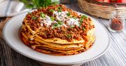 Zaskocz rodzinę wytrawnym tortem naleśnikowym. Prosto, tanio i efektownie