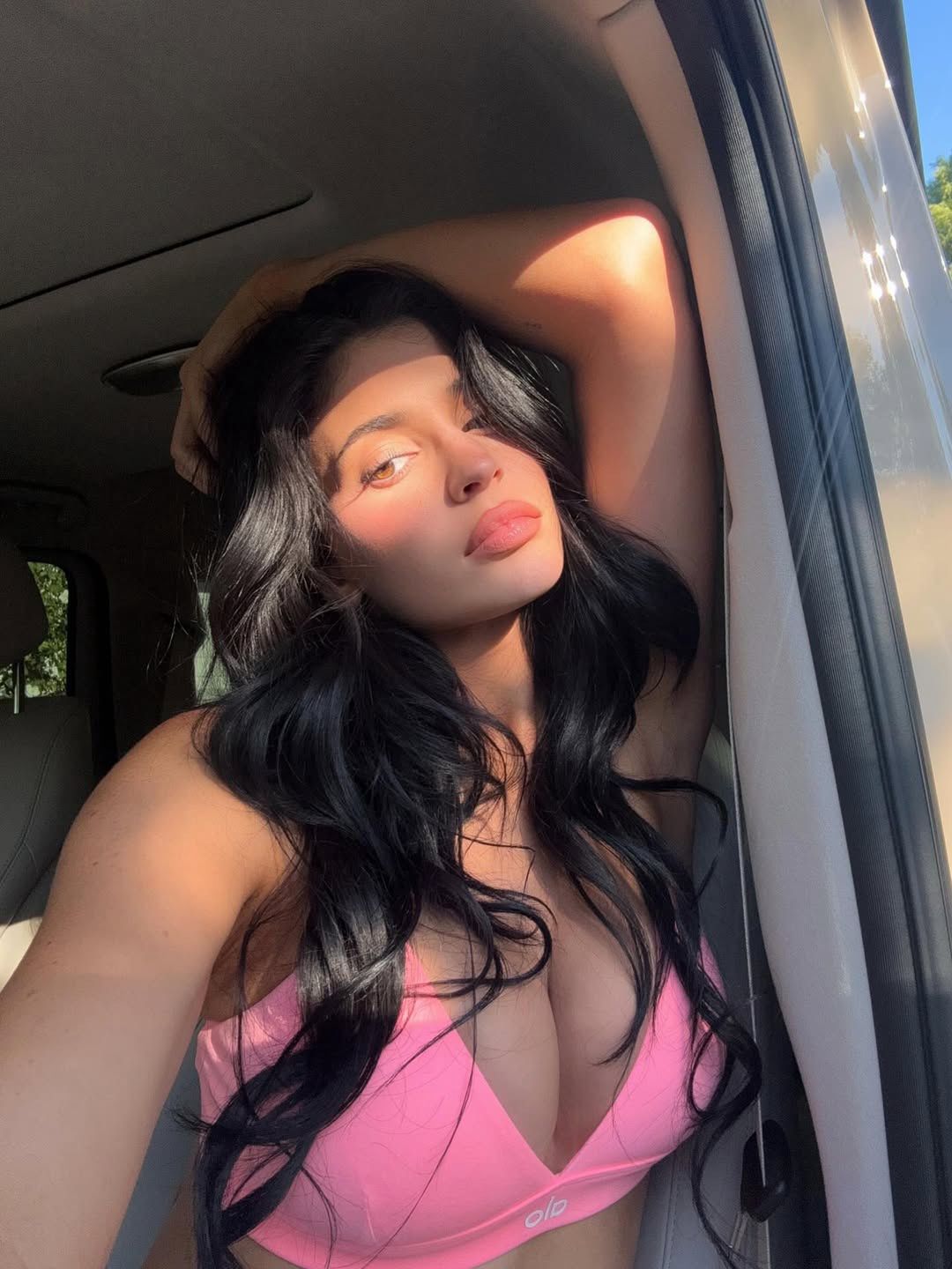 Kylie Jenner pozuje w staniku