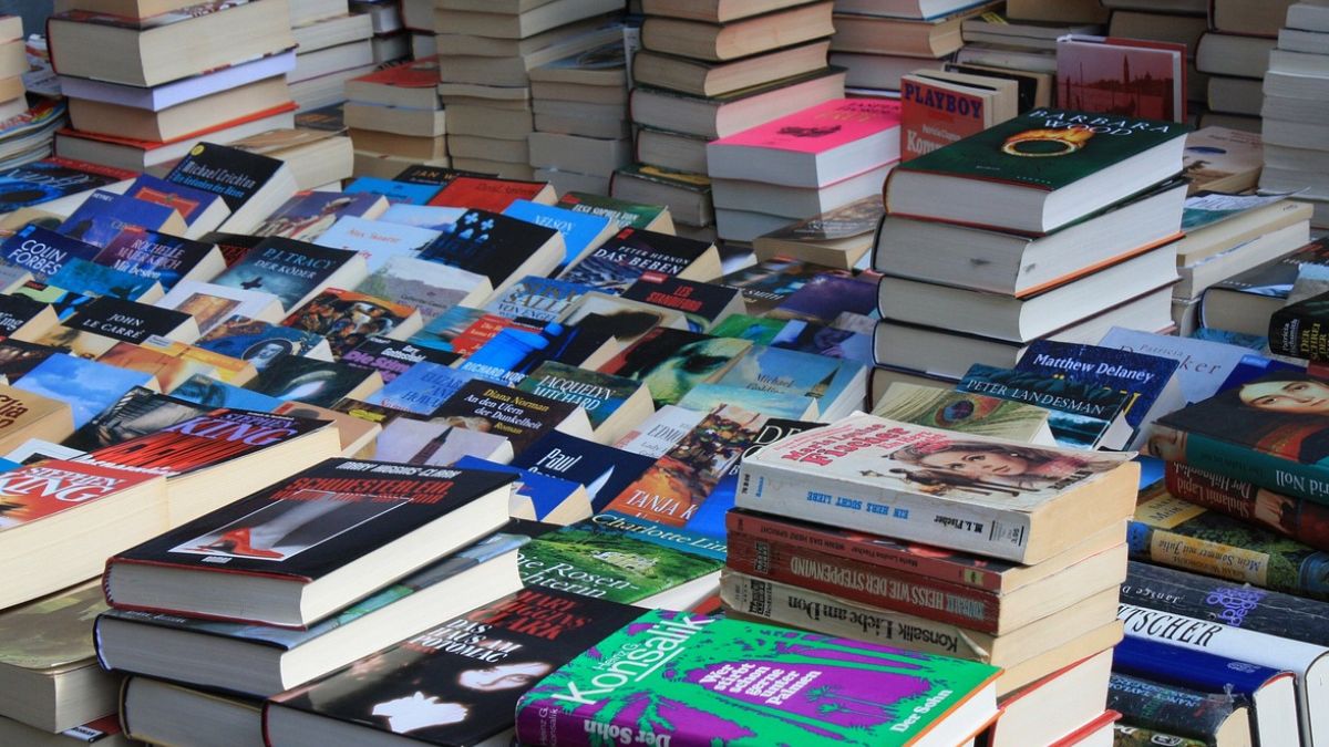 Książki na wystawie sklepowej.